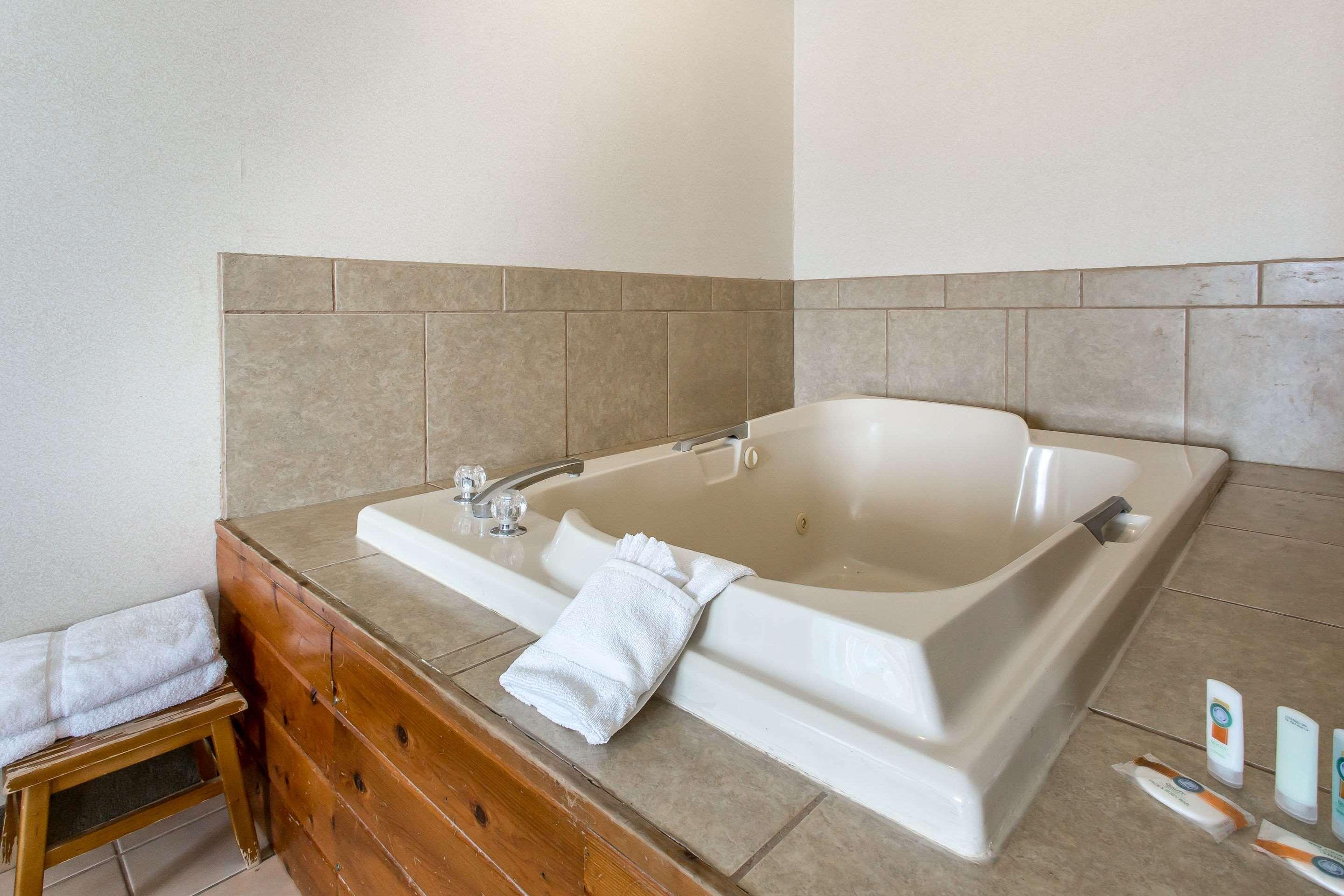Quality Inn Delta Gateway To Rocky Mountains Екстериор снимка
