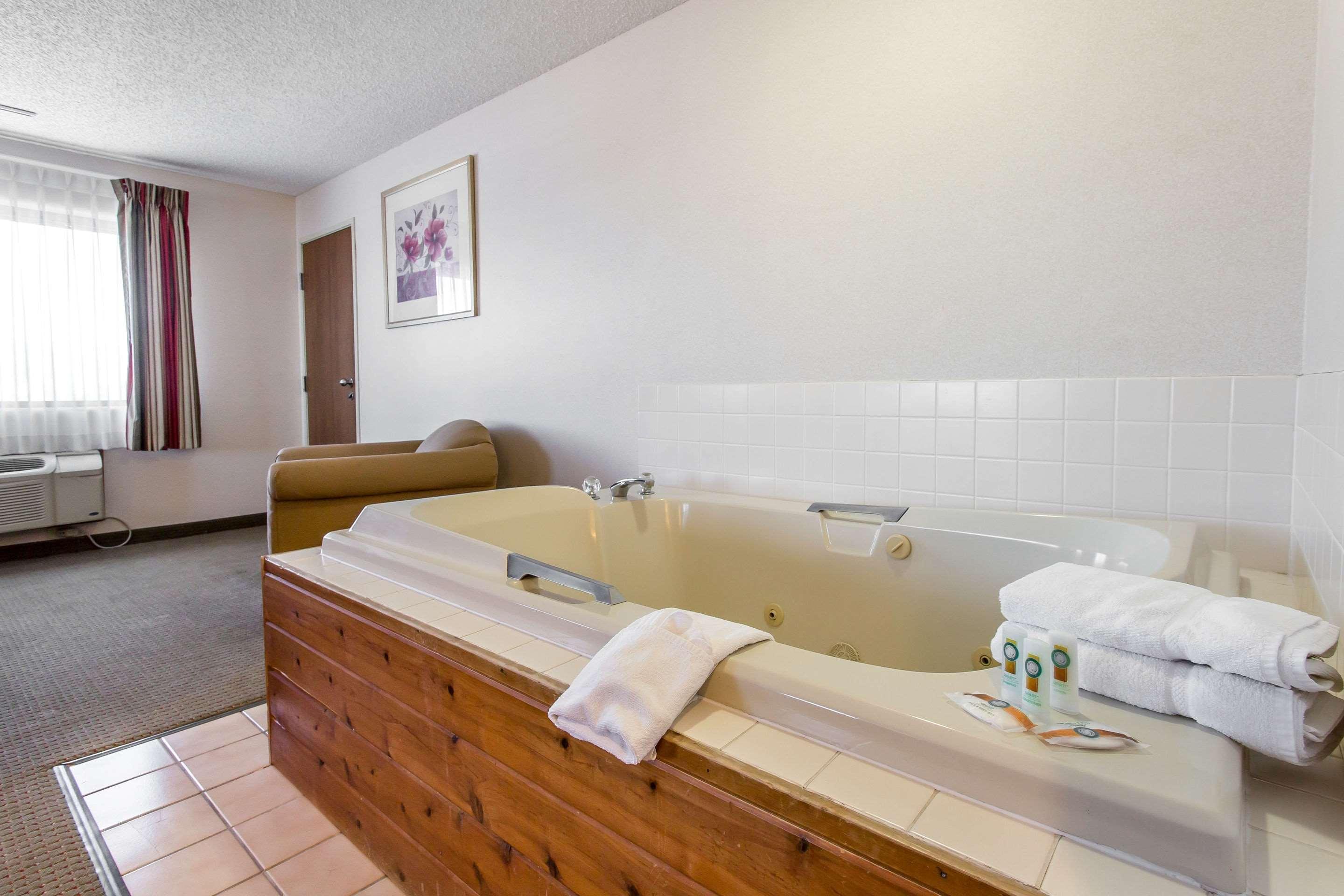 Quality Inn Delta Gateway To Rocky Mountains Екстериор снимка