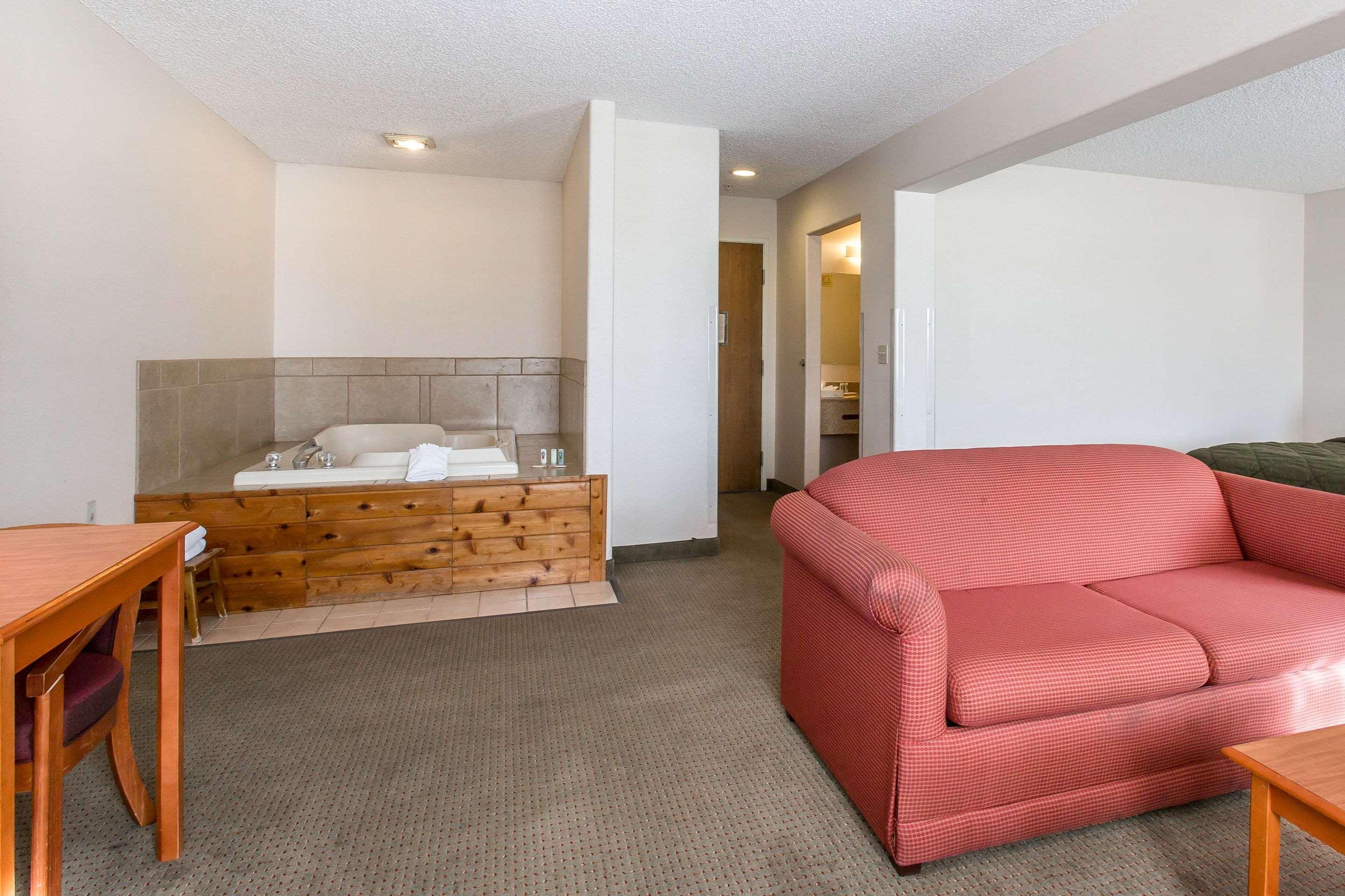 Quality Inn Delta Gateway To Rocky Mountains Екстериор снимка